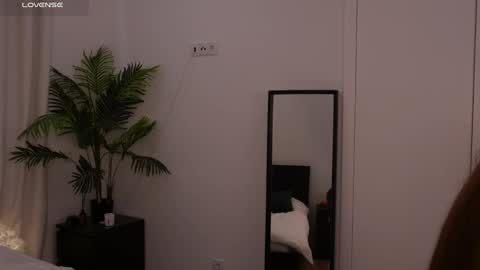Snapshot of lilly_colins chatting on January 16, 2:51 pm Lilly Colins online show from January 16, 2:51 pm