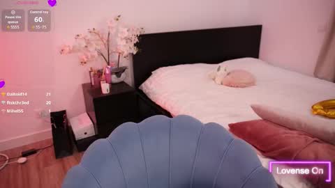 Snapshot of lilly_colins chatting on September 15, 7:10 pm Lilly Colins online show from September 15, 7:10 pm