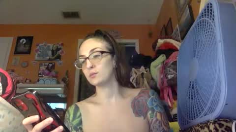 hi guys im back on here 3 online show from May 12, 8:04 pm