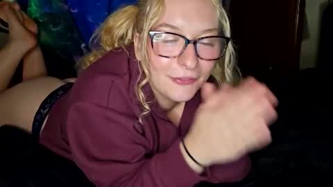 LilPies  online show from December 1, 6:17 am