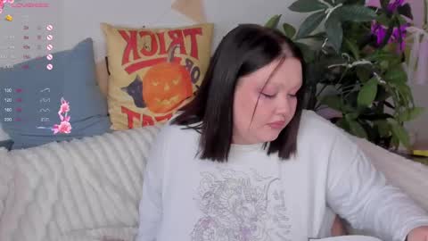 Snapshot of lilybelll chatting on October 15, 6:27 am Lily online show from October 15, 6:27 am