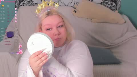 Snapshot of lilybelll chatting on December 30, 7:21 pm Lily online show from December 30, 7:21 pm