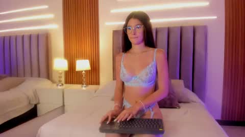 Lili online show from May 4, 7:06 pm