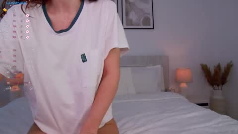 Snapshot of lilyroselyn chatting on February 16, 8:32 am Lily online show from February 16, 8:32 am
