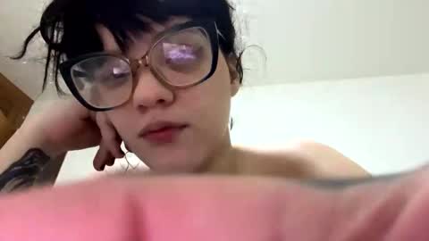 Snapshot of lilyswear chatting on October 9, 7:34 am lilyswear online show from October 9, 7:34 am