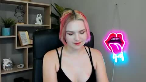 Lily online show from June 24, 1:54 pm