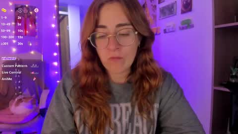 Snapshot of linda_giggle chatting on October 1, 2:05 am Giggles online show from October 1, 2:05 am