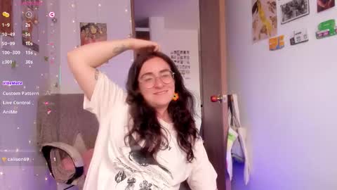 Snapshot of linda_giggle chatting on October 17, 3:37 pm Giggles online show from October 17, 3:37 pm
