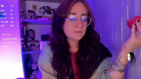 Giggles  online show from July 18, 2:15 am