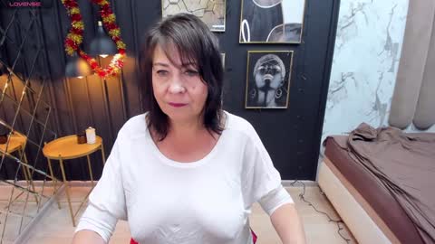 Snapshot of lindahottie chatting on December 28, 5:33 am Linda online show from December 28, 5:33 am