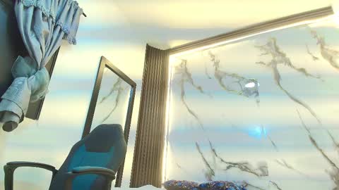  Lindsey  online show from February 1, 11:09 am