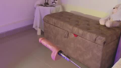Snapshot of linoshka_1 chatting on October 19, 10:34 pm Luciana online show from October 19, 10:34 pm