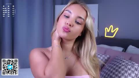 Snapshot of lipswithsmileonthem chatting on September 30, 1:11 am Amelia online show from September 30, 1:11 am