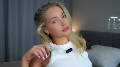 Snapshot of lipswithsmileonthem chatting on March 3, 12:01 am Amelia online show from March 3, 12:01 am