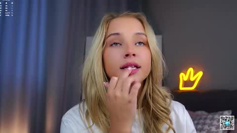 Snapshot of lipswithsmileonthem chatting on October 9, 5:22 am Amelia online show from October 9, 5:22 am