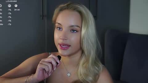 Snapshot of lipswithsmileonthem chatting on September 9, 1:05 am Amelia online show from September 9, 1:05 am