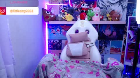 Snapshot of little__amy_ chatting on December 17, 10:54 pm  AMY  online show from December 17, 10:54 pm