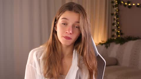 Snapshot of little_poetry chatting on October 7, 3:38 pm Kiki online show from October 7, 3:38 pm