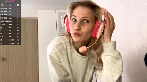Snapshot of little_soyia chatting on October 16, 9:34 am Lana online show from October 16, 9:34 am