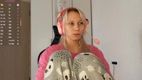 Snapshot of little_soyia chatting on October 11, 9:47 am Lana online show from October 11, 9:47 am