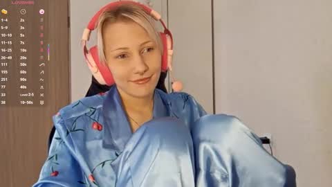 Snapshot of little_soyia chatting on September 28, 9:14 am Lana online show from September 28, 9:14 am