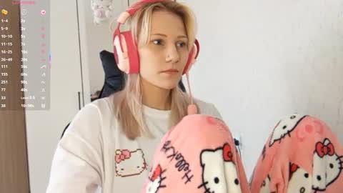 Snapshot of little_soyia chatting on October 4, 10:21 am Lana online show from October 4, 10:21 am