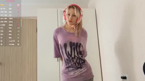 Snapshot of little_soyia chatting on October 10, 9:36 am Lana online show from October 10, 9:36 am