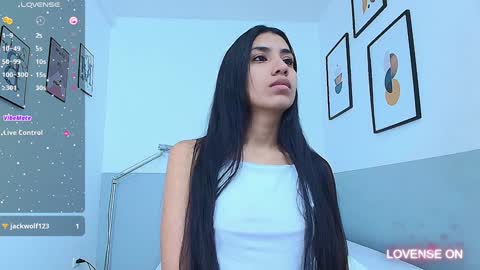 Snapshot of littlee_emilyy_ chatting on December 15, 12:28 pm Emily online show from December 15, 12:28 pm