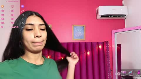 Snapshot of littlee_emilyy_ chatting on January 24, 2:39 am Emily online show from January 24, 2:39 am