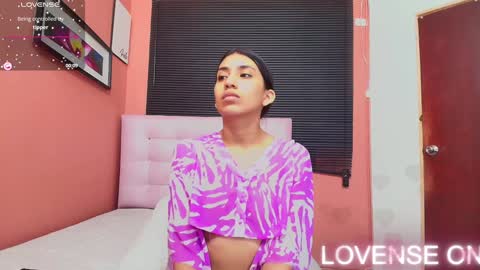 Snapshot of littlee_emilyy_ chatting on December 29, 1:28 pm Emily online show from December 29, 1:28 pm