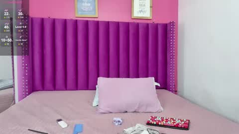 Snapshot of littlee_emilyy_ chatting on October 5, 11:59 am Emily online show from October 5, 11:59 am