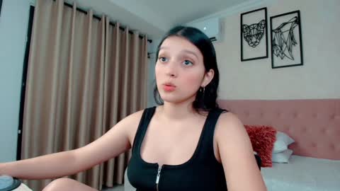 Snapshot of littlemolly_pregnant chatting on January 22, 3:09 am Sarahs Room online show from January 22, 3:09 am
