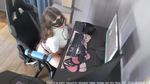 littlezoey2007 online show from November 12, 2:42 am