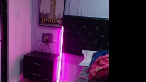 Snapshot of lizz_tender chatting on December 19, 11:18 am Lizz online show from December 19, 11:18 am