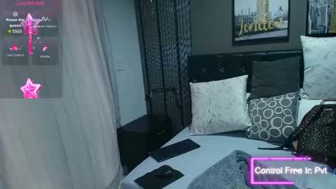 Snapshot of lizz_tender chatting on October 3, 11:59 am Lizz online show from October 3, 11:59 am