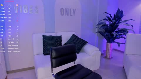 Lizzi  online show from March 30, 4:28 pm