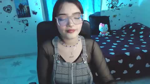 Snapshot of lizzyroses chatting on December 19, 11:29 am Elizabeth but call me Lizz online show from December 19, 11:29 am