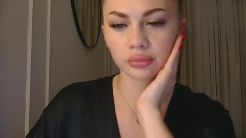 lolafoxyy online show from December 4, 6:39 pm