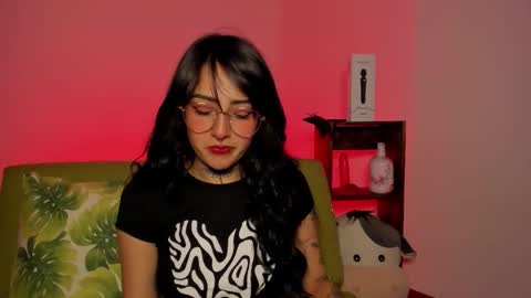 Snapshot of lolaleah_ chatting on October 28, 5:24 am Lola online show from October 28, 5:24 am