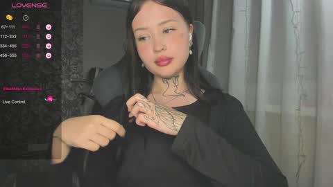 Snapshot of lonalye chatting on December 6, 6:49 pm lona online show from December 6, 6:49 pm