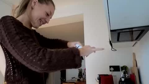 Em online show from December 21, 11:47 am