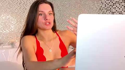 Snapshot of lorettadunnelli chatting on October 5, 6:57 pm Chloe for Fan BlackHole online show from October 5, 6:57 pm