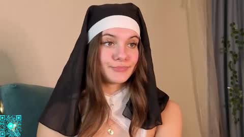 Snapshot of lorettadunnelli chatting on October 19, 6:10 pm Chloe for Fan BlackHole online show from October 19, 6:10 pm