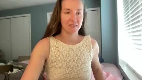 lothlori online show from April 6, 5:25 pm