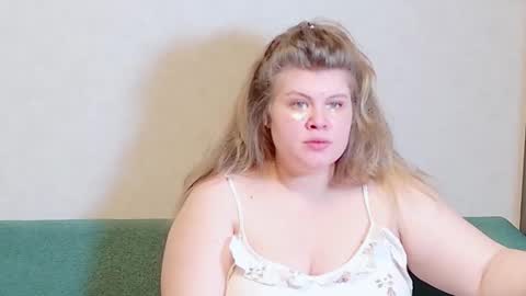 Snapshot of love_wiggy18 chatting on December 4, 12:58 pm Ally online show from December 4, 12:58 pm