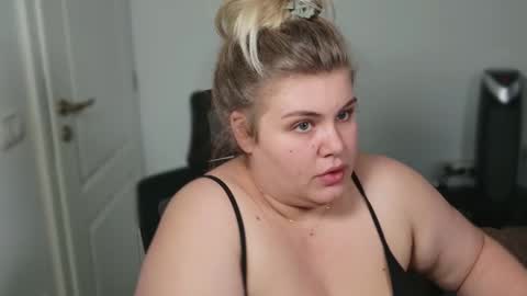 Snapshot of love_wiggy18 chatting on September 25, 2:49 pm Ally online show from September 25, 2:49 pm