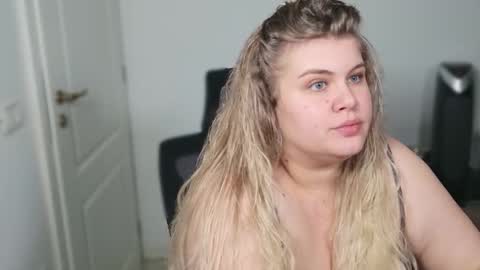 Snapshot of love_wiggy18 chatting on September 30, 4:45 pm Ally online show from September 30, 4:45 pm