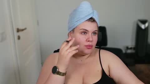 Snapshot of love_wiggy18 chatting on September 19, 2:49 pm Ally online show from September 19, 2:49 pm