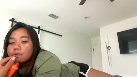 Snapshot of lovellly_ chatting on February 23, 9:44 pm Love online show from February 23, 9:44 pm