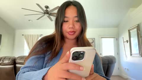 Snapshot of lovellly_ chatting on March 11, 7:58 pm Love online show from March 11, 7:58 pm